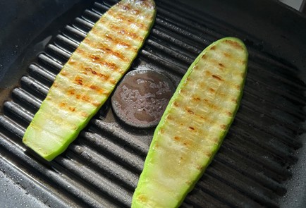 Фото шага рецепта Кабачковые рулетики с творожным сыром 174116 шаг 4  