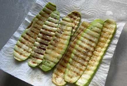 Фото шага рецепта Кабачковые рулетики с творожным сыром 174116 шаг 5  