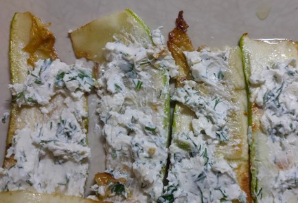 Фото шага рецепта Кабачковый торт с творожным сыром чесноком и зеленью 186541 шаг 11