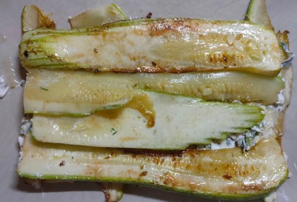 Фото шага рецепта Кабачковый торт с творожным сыром чесноком и зеленью 186541 шаг 12