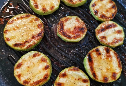 Фото шага рецепта Кабачок на сковороде гриль с чесноком и сыром 152399 шаг 5  