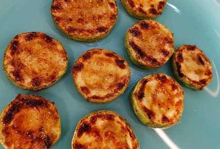 Фото шага рецепта Кабачок на сковороде гриль с чесноком и сыром 152399 шаг 6  