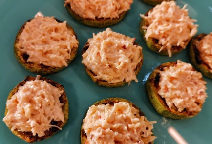 Фото шага рецепта Кабачок на сковороде гриль с чесноком и сыром 152399 шаг 7  