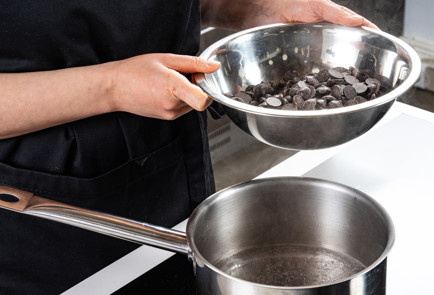 Фото шага рецепта Как темперировать шоколад 191423 шаг 2