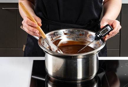 Фото шага рецепта Как темперировать шоколад 191423 шаг 3