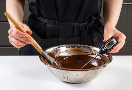 Фото шага рецепта Как темперировать шоколад 191423 шаг 5