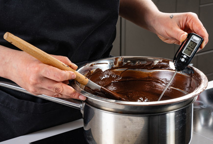 Фото шага рецепта Как темперировать шоколад 191423 шаг 6