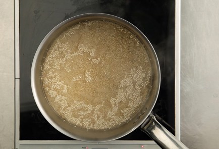 Фото шага рецепта Калифорнийский салат из киноа с креветками и крабом 51697 шаг 1  