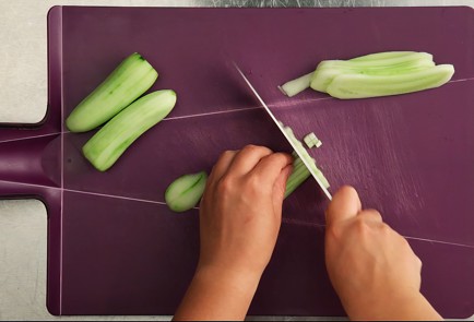 Фото шага рецепта Калифорнийский салат из киноа с креветками и крабом 51697 шаг 2  