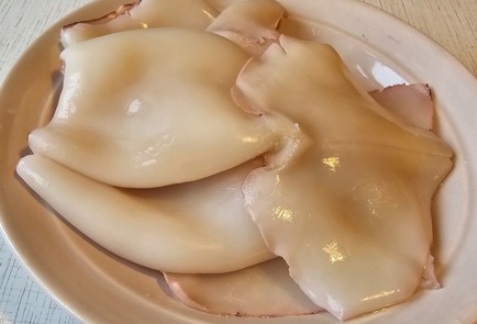 Фото шага рецепта Кальмаровый салат с медовогорчичной заправкой 175339 шаг 3  