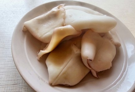 Фото шага рецепта Кальмаровый салат с медовогорчичной заправкой 175339 шаг 4  