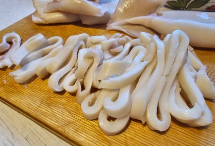 Фото шага рецепта Кальмаровый салат с медовогорчичной заправкой 175339 шаг 5  