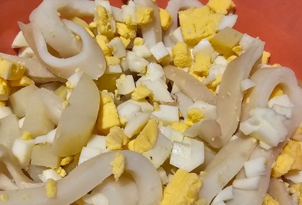 Фото шага рецепта Кальмаровый салат с медовогорчичной заправкой 175339 шаг 7  