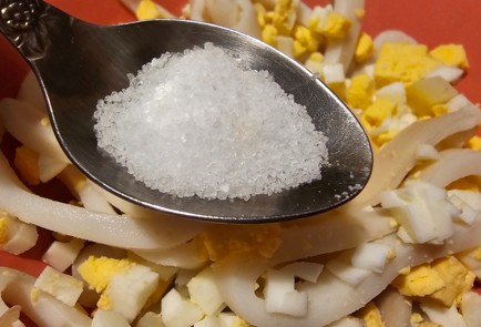 Фото шага рецепта Кальмаровый салат с медовогорчичной заправкой 175339 шаг 8  