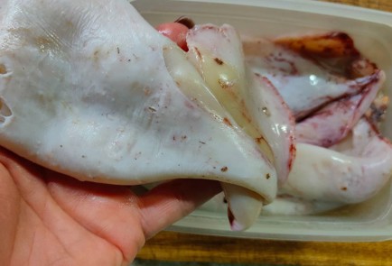 Фото шага рецепта Кальмары фаршированные рисом с яйцом 190229 шаг 1  