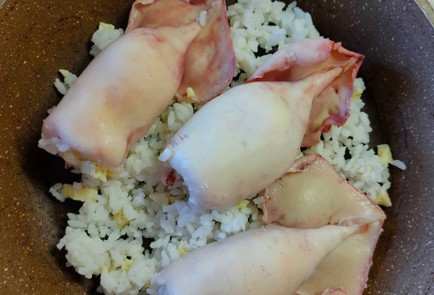 Фото шага рецепта Кальмары фаршированные рисом с яйцом 190229 шаг 16  