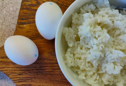 Фото шага рецепта Кальмары фаршированные рисом с яйцом 190229 шаг 2  