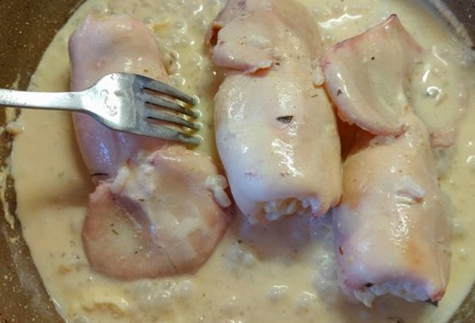 Фото шага рецепта Кальмары фаршированные рисом с яйцом 190229 шаг 20  