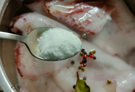 Фото шага рецепта Кальмары фаршированные рисом с яйцом 190229 шаг 7  