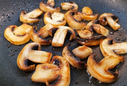 Фото шага рецепта Фаршированные кальмары творожным сыром и грибами 152834 шаг 2  