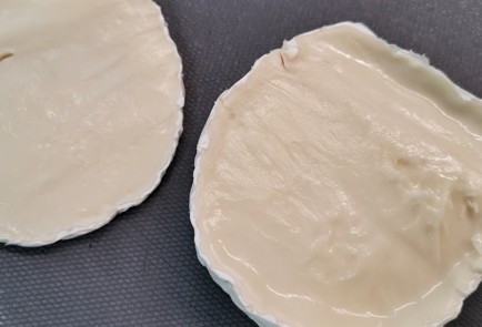 Фото шага рецепта Камамбер запеченный с черешней 173887 шаг 1