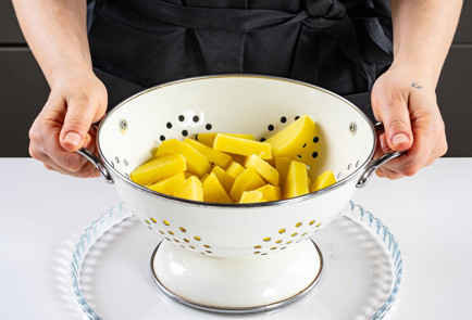 Фото шага рецепта Канапе из картофеля с щучьей икрой 191033 шаг 3  