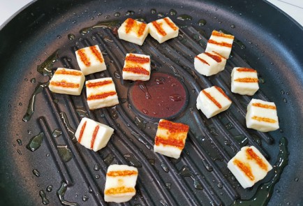 Фото шага рецепта Канапе из сыра халуми с соусом песто 150981 шаг 2