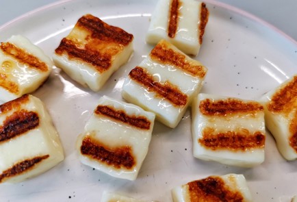 Фото шага рецепта Канапе из сыра халуми с соусом песто 150981 шаг 3