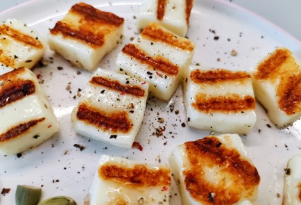 Фото шага рецепта Канапе из сыра халуми с соусом песто 150981 шаг 4