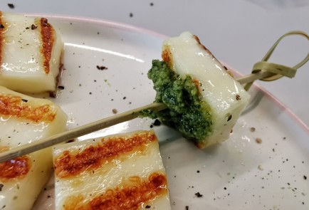 Фото шага рецепта Канапе из сыра халуми с соусом песто 150981 шаг 6