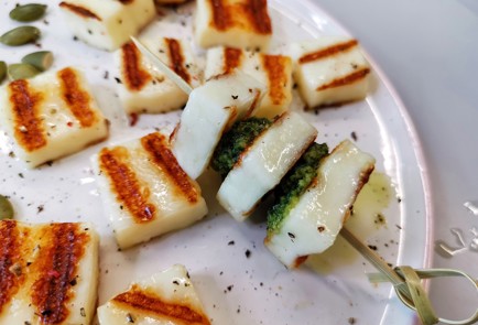 Фото шага рецепта Канапе из сыра халуми с соусом песто 150981 шаг 7