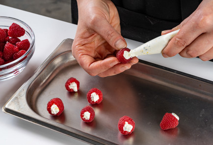 Фото шага рецепта Канапе из вафли с малиной и фисташкой 191022 шаг 12  