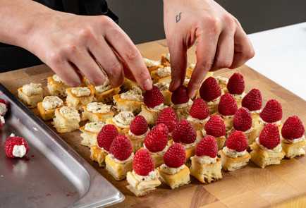 Фото шага рецепта Канапе из вафли с малиной и фисташкой 191022 шаг 14  