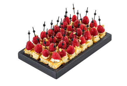 Фото шага рецепта Канапе из вафли с малиной и фисташкой 191022 шаг 15  