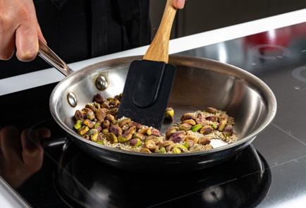 Фото шага рецепта Канапе из вафли с малиной и фисташкой 191022 шаг 2  