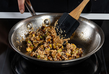 Фото шага рецепта Канапе из вафли с малиной и фисташкой 191022 шаг 3  