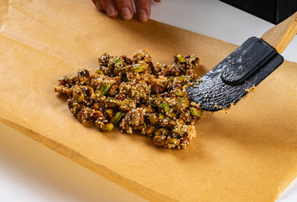 Фото шага рецепта Канапе из вафли с малиной и фисташкой 191022 шаг 4  