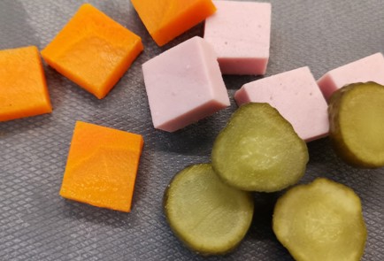 Фото шага рецепта Канапе Оливье 175411 шаг 3  