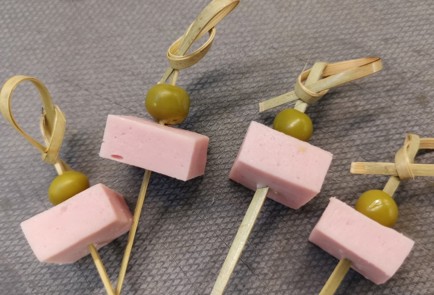 Фото шага рецепта Канапе Оливье 175411 шаг 5  