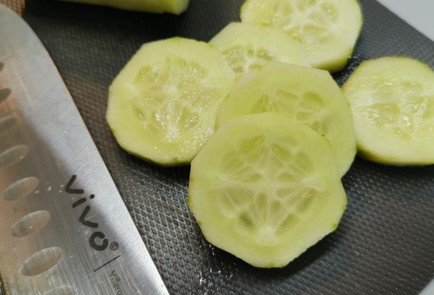 Фото шага рецепта Канапе с адыгейским сыром 175384 шаг 3  