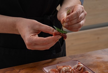 Фото шага рецепта Канапе с хурмой и прошутто 175309 шаг 6  