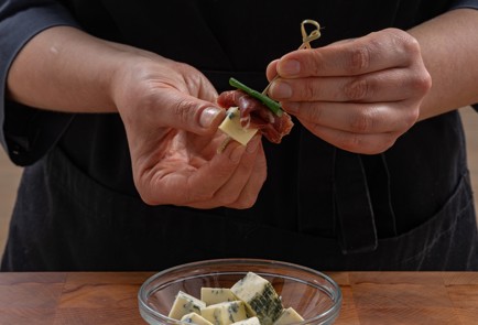 Фото шага рецепта Канапе с хурмой и прошутто 175309 шаг 7  