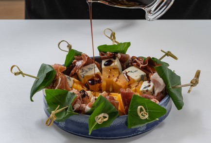 Фото шага рецепта Канапе с хурмой и прошутто 175309 шаг 9  