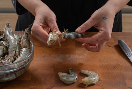 Фото шага рецепта Канапе с креветкой и колбаской 175308 шаг 2  