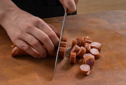 Фото шага рецепта Канапе с креветкой и колбаской 175308 шаг 3  