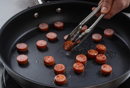 Фото шага рецепта Канапе с креветкой и колбаской 175308 шаг 4  