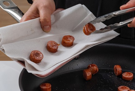 Фото шага рецепта Канапе с креветкой и колбаской 175308 шаг 5  