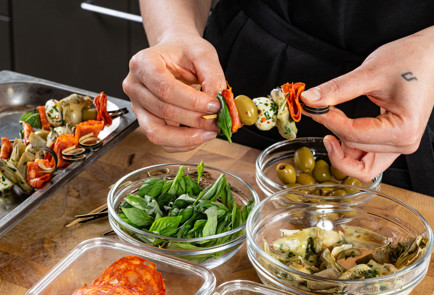 Фото шага рецепта Канапе с маринованной моцареллой и колбасой 191020 шаг 11  