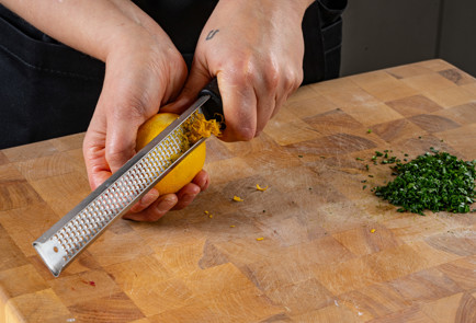 Фото шага рецепта Канапе с маринованной моцареллой и колбасой 191020 шаг 2  