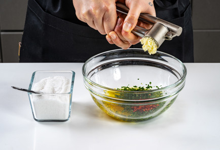 Фото шага рецепта Канапе с маринованной моцареллой и колбасой 191020 шаг 3  